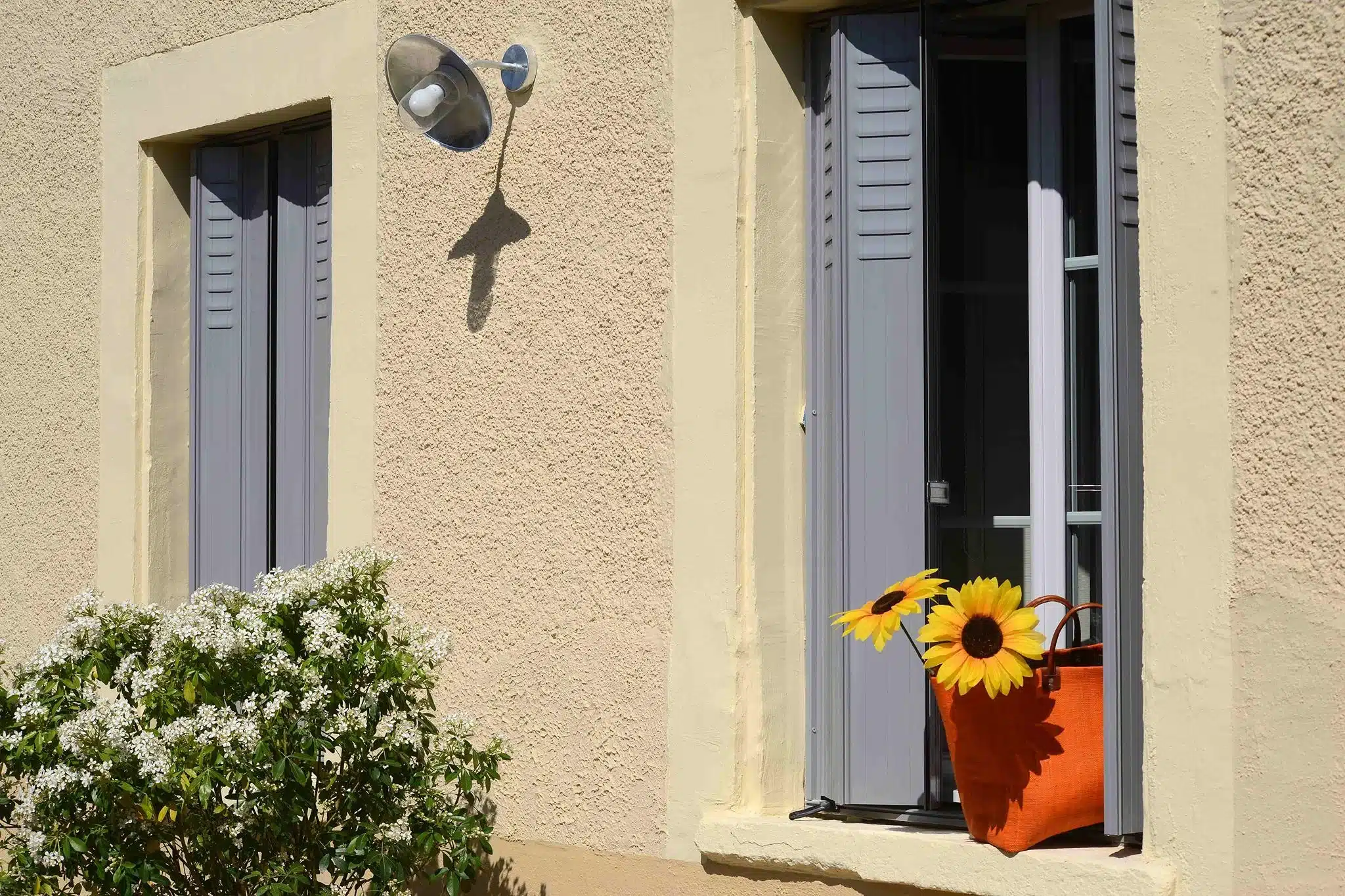 persienne grise sur maison