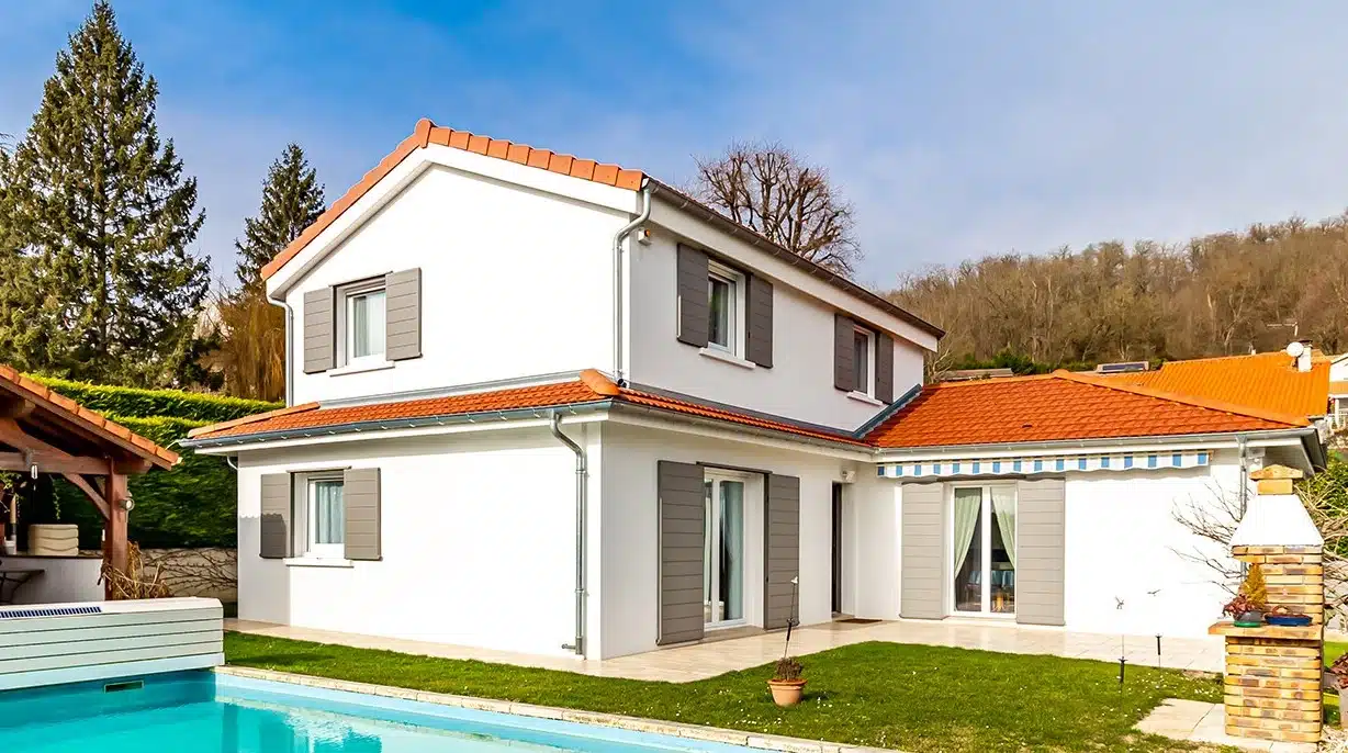 volets coulissants sur la façade d'une maison